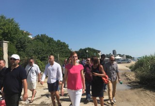 Министър Ангелкова се включи в съвместната проверка на институциите на плаж "Кабакум-централен" край Варна 