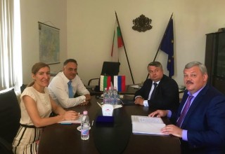 Министър Ангелкова разговаря във Варна с ръководителя на Република Коми Сергей Гапликов (крайният вдясно). На срещата присъстваха още генералният консул на Руската федерация в града Сергей Лукьянчук и областният управител Стоян Пасев.