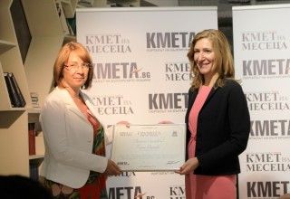 Министър Ангелкова заедно с кмета на Казанлък Галина Стоянова
