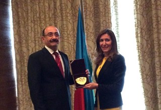 Министър Николина Ангелкова подари реплика на златната маска на Терес на министъра на културата и туризма на Република Азербайджан Абулфаз Гараев