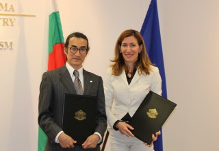 Министър Николина Ангелкова и президентът и представителен директор на БАЯЮИЕ Кихачиро Нишиура